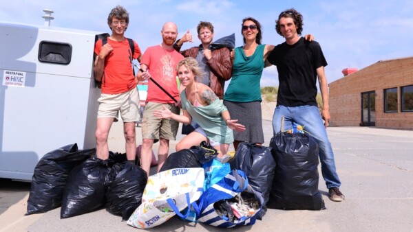 Nieuwe mensen leren kennen en strandjutten in IJmuiden